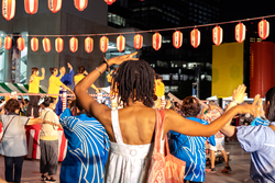 「提灯イルミが揺れる夏の夜！　新梅田シティで一夜限りの夏祭り開催、盆踊りや縁日も！」の写真