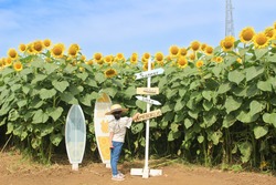 「成田ゆめ牧場に新エリア「水遊び広場」が登場　黄金のひまわり畑＆夏グルメ＆昆虫展も」の写真