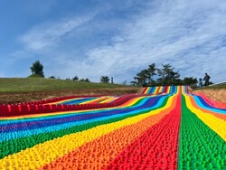 「滋賀「びわこ箱館山」に全長50m虹色スライダー新登場　水遊び広場＆真夏の雪遊びも！」の写真