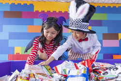 「名古屋のレゴランドでハロウィンパーティー開催！　お菓子もらえる＆ミニフィグ交換も」の写真
