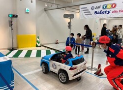 「羽田空港で活躍する乗り物が大集合！夏休み特別イベント開催 ミニドクターイエローも」の写真