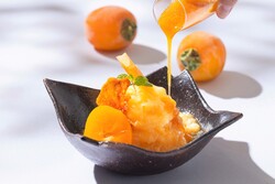 島根県産「西条柿」を贅沢に使用した新作「柿のかき氷」単品 2,024円／セット 3,162円（胡麻団子と中国茶付き）