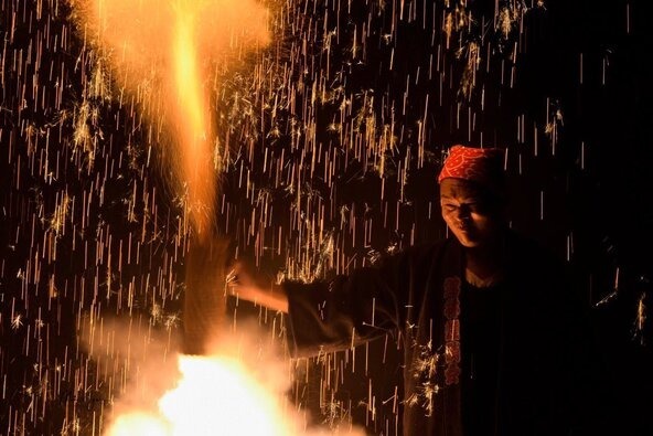 火の粉をかぶりながら花火を抱える揚げ手の姿に感動！