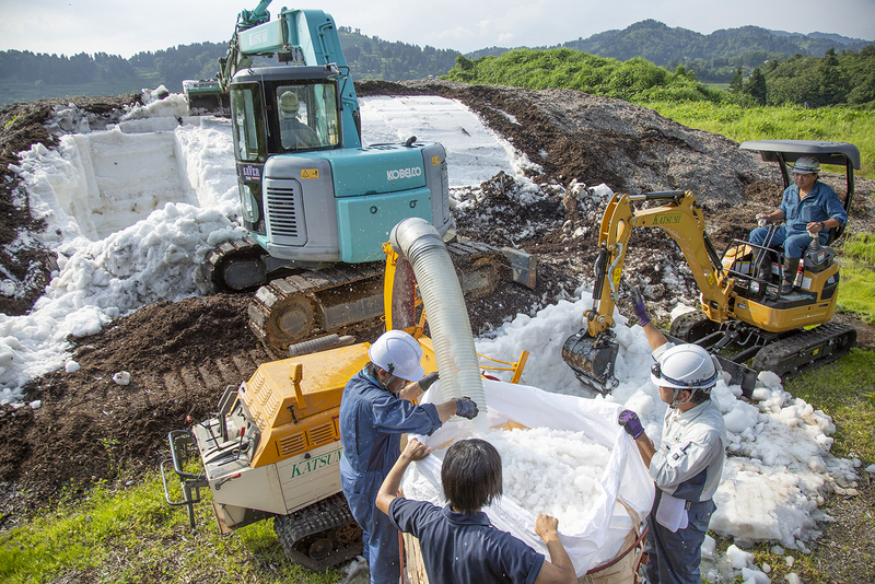 雪を搬出している様子