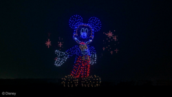 「1500機のドローンでディズニーキャラクターを描く！夢のショーが全国の花火大会で実施」の写真