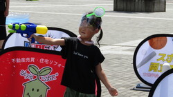 「びしょ濡れで夏を満喫！埼玉県・吉川美南駅前公園で水遊びイベント　グルメや盆踊りも」の写真
