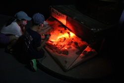 「南知多ビーチランドでナイトアクアリウムツアー開催　懐中電灯を持って夜の水族館巡り」の写真
