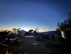 「軽井沢の星空を満喫！夏の夜空を楽しむ観望会が開催　キッチンカーや雪遊びコーナーも」の写真