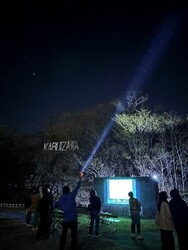 「軽井沢の星空を満喫！夏の夜空を楽しむ観望会が開催　キッチンカーや雪遊びコーナーも」の写真