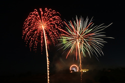 「千葉マザー牧場でサマーナイトファーム開催　花火＆夜の遊園地＆グランピングで夏満喫」の写真