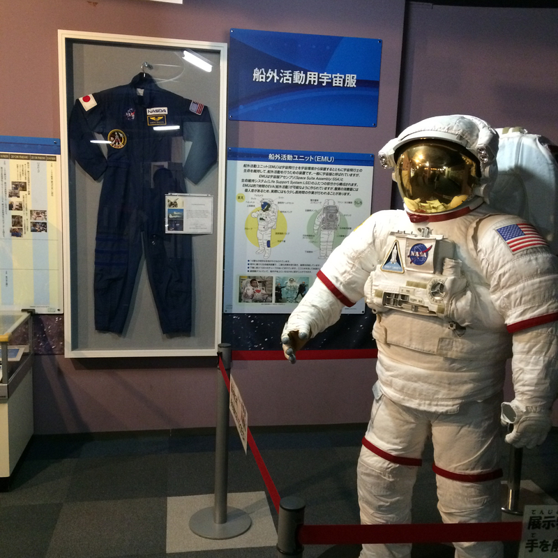 名誉館長である若田光一宇宙飛行士について学べるコーナーには、船外活動用宇宙服も展示されています