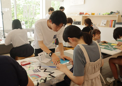 「多摩美大学生と一緒に作る「絵日記帳ワークショップ」が東京ミッドタウンで無料開催！」の写真
