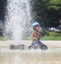 「参加無料！有明ガーデンでストライダー初の水遊びイベント　噴水＆水鉄砲＆みず風船も」の写真