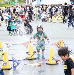 「参加無料！有明ガーデンでストライダー初の水遊びイベント　噴水＆水鉄砲＆みず風船も」の写真