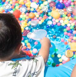 「参加無料！有明ガーデンでストライダー初の水遊びイベント　噴水＆水鉄砲＆みず風船も」の写真