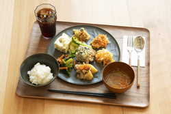 「埼玉県吉川市にトイミュージアムカフェOPEN！　保育園の栄養士監修メニューが味わえる」の写真