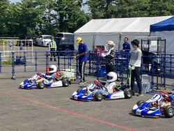 「宮城県村田町スポーツランドSUGOで夏休み特別企画　キッザニアがサーキットに登場！」の写真