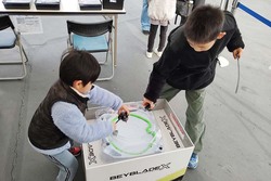 「宮城県村田町スポーツランドSUGOで夏休み特別企画　キッザニアがサーキットに登場！」の写真