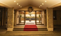 「千葉県東金市に愛犬と泊まれるグランピングリゾートOPEN！　巨大屋内遊び場＆プールも」の写真