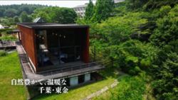 「千葉県東金市に愛犬と泊まれるグランピングリゾートOPEN！　巨大屋内遊び場＆プールも」の写真