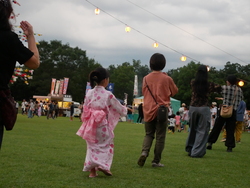「巨大やぐらを囲んで盆踊り！　埼玉「国営武蔵丘陵森林公園」西口ひろばで夏まつり開催」の写真