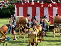 「巨大やぐらを囲んで盆踊り！　埼玉「国営武蔵丘陵森林公園」西口ひろばで夏まつり開催」の写真