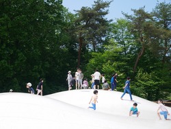 「巨大やぐらを囲んで盆踊り！　埼玉「国営武蔵丘陵森林公園」西口ひろばで夏まつり開催」の写真