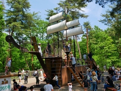 「巨大やぐらを囲んで盆踊り！　埼玉「国営武蔵丘陵森林公園」西口ひろばで夏まつり開催」の写真