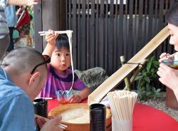 「【2025最新】埼玉県の流しそうめん体験スポット6選｜食べ放題・ユニーク仕掛けも」の写真