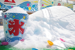 「標高830mの富士急ハイランドで涼を満喫　真夏の雪遊び広場が新登場＆お盆は花火大会も」の写真