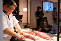 「埼玉の温浴施設でお盆休み特別イベント開催　職業体験、昆虫ビンゴ、魚のつかみ取りも」の写真