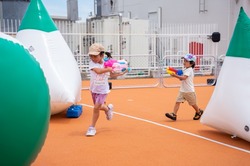「横浜ワールドポーターズ屋上で親子で楽しむ水鉄砲サバゲー開催　キッズボート体験も！」の写真