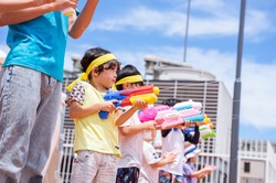 「横浜ワールドポーターズ屋上で親子で楽しむ水鉄砲サバゲー開催　キッズボート体験も！」の写真