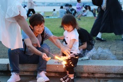 「入場無料！大阪市西区で親子参加型「玩具花火大会」開催　お父さんたちが火をつける！」の写真