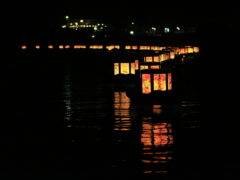 誕生寺 海施餓鬼流灯会