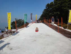「入場無料＆豊富な雪で遊べる！新潟県「六日町 八海山スキー場」で真夏の雪まつり開催」の写真
