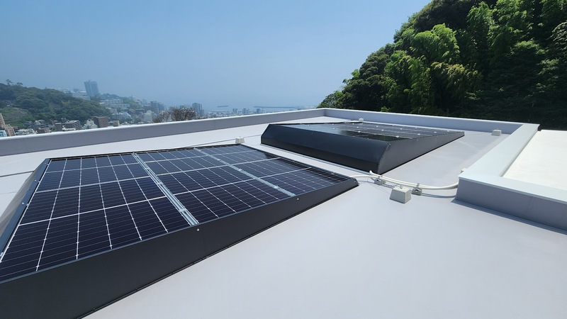 屋上の太陽光発電パネル