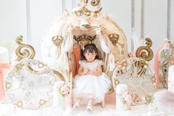 「表参道の結婚式場で国内最大級のファミリーフォトフェスタ！　衣装多数＆プレゼントも」の写真