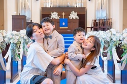 「表参道の結婚式場で国内最大級のファミリーフォトフェスタ！　衣装多数＆プレゼントも」の写真