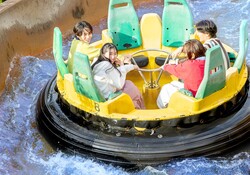 「【全国】夏休み後半に！「スプラッシュ系アトラクション」17選　水しぶきとスリル満喫」の写真