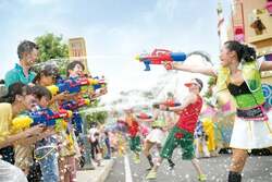 「【全国】夏休み後半に！「スプラッシュ系アトラクション」17選　水しぶきとスリル満喫」の写真