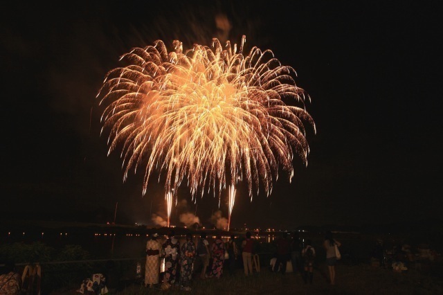 東松島市鳴瀬流灯花火大会
