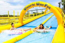 「香川県丸亀市レオマリゾートで夏満喫！　プール・ドローンショー・花火大会が8月開催」の写真