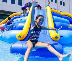 「大田区・平和島で夏の親子イベント開催　4方向スライダープールや縁日、水鉄砲合戦も」の写真