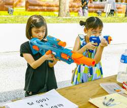 「大田区・平和島で夏の親子イベント開催　4方向スライダープールや縁日、水鉄砲合戦も」の写真