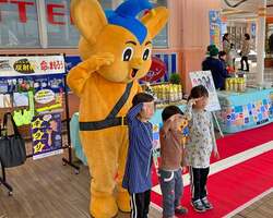 「大田区・平和島で夏の親子イベント開催　4方向スライダープールや縁日、水鉄砲合戦も」の写真