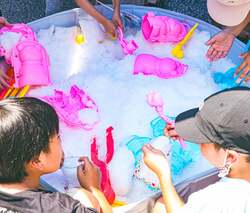 「大田区・平和島で夏の親子イベント開催　4方向スライダープールや縁日、水鉄砲合戦も」の写真