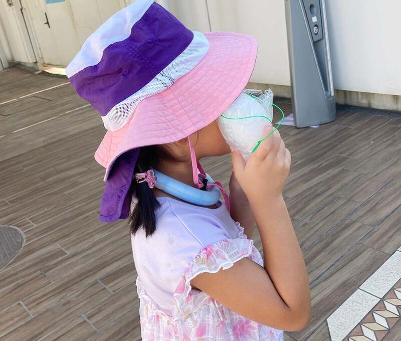 氷を袋に入れて顔や首を冷やします