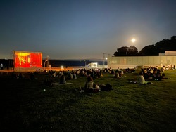 「横須賀美術館が野外映画館に！海の広場で『ルパン三世 カリオストロの城』を無料鑑賞」の写真