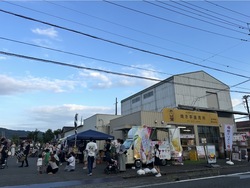 「静岡市葵区で夏の夕涼みマルシェ「もいもい夜市」が開催　ヨーヨー釣りや巨大プールも」の写真